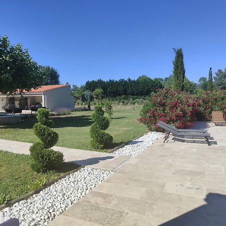 Studio Au Calme Avec Piscine Et Toutes Les Commodites Necessaires Le Thor Exterior foto