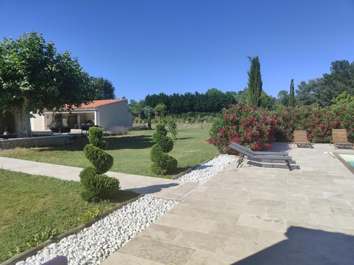 Studio Au Calme Avec Piscine Et Toutes Les Commodites Necessaires Le Thor Exterior foto